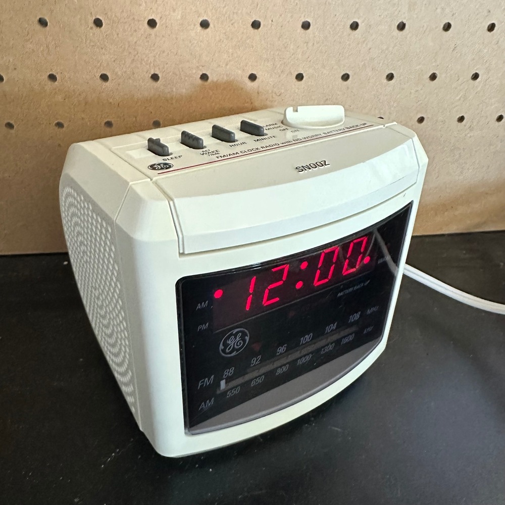 New VTG GE Snooz Square Alarm Clock Radio White 90's Retro TESTED